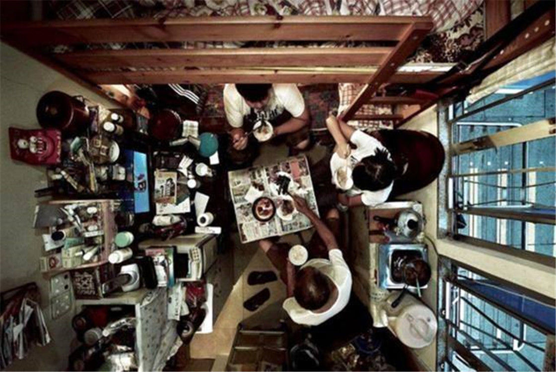 小丽|勇气可嘉一家三口住24平房间,厨房用来当卧室,父母还生二胎