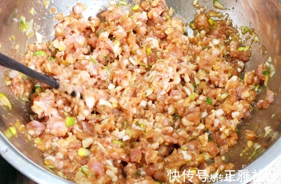 用它包饺子,比白菜韭菜鲜,再贵也要吃,我家一周吃4次,太香了