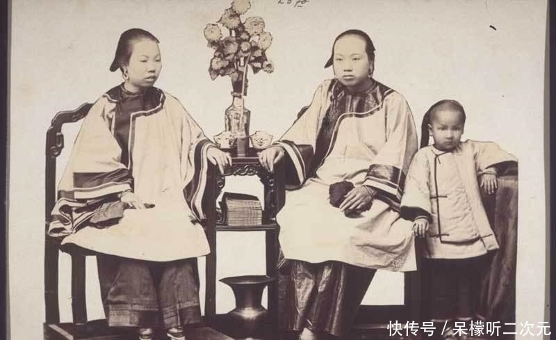 她靠“三寸金莲”嫁入大户人家,89年时间除给丈夫看过,再未露脚