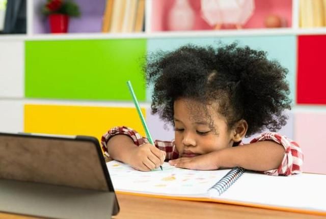 放暑假|孩子一写作业就拖拉，家长别再喊打喊骂，这样管管孩子更有效