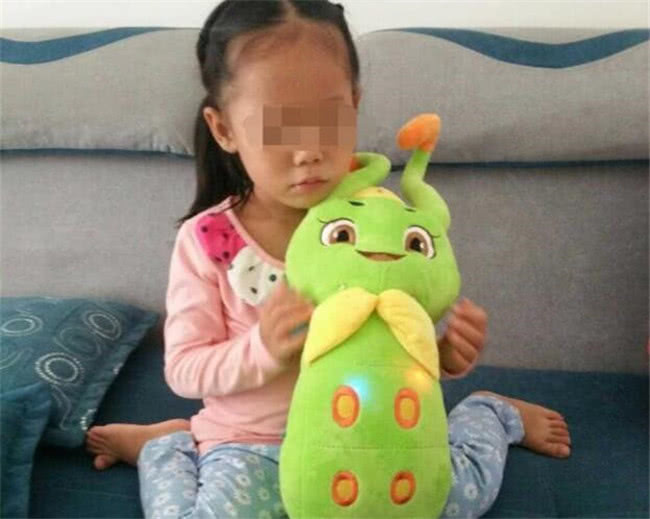 孩子|5岁女儿打扰妈妈玩手机,她的做法毁了孩子一生,网友不配为母