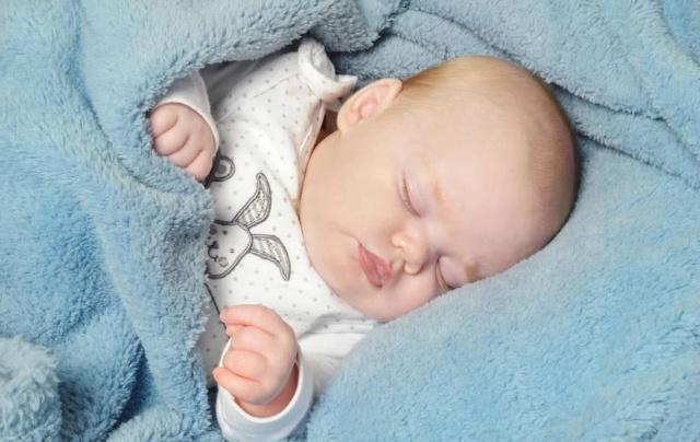 宝妈|宝宝睡觉时现几个信号,暗示要开始用枕头,及时满足对娃脊柱好