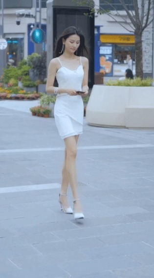 街拍|街拍:白色吊带搭配半身裙,小姐姐娇俏迷人,长腿秀出迷人气质