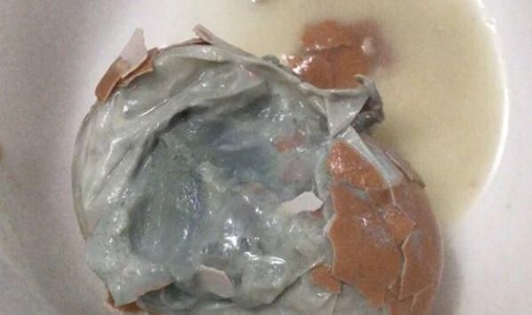 鸡蛋虽好吃又营养,但三种鸡蛋不要碰,含大量细菌,还会食物中毒