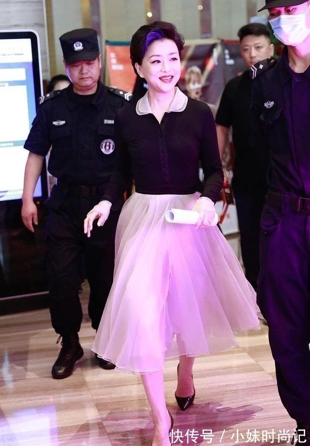 背头|杨澜学小姑娘赶时髦,穿纱裙挑染蓝发新潮又减龄,气质却依然端庄