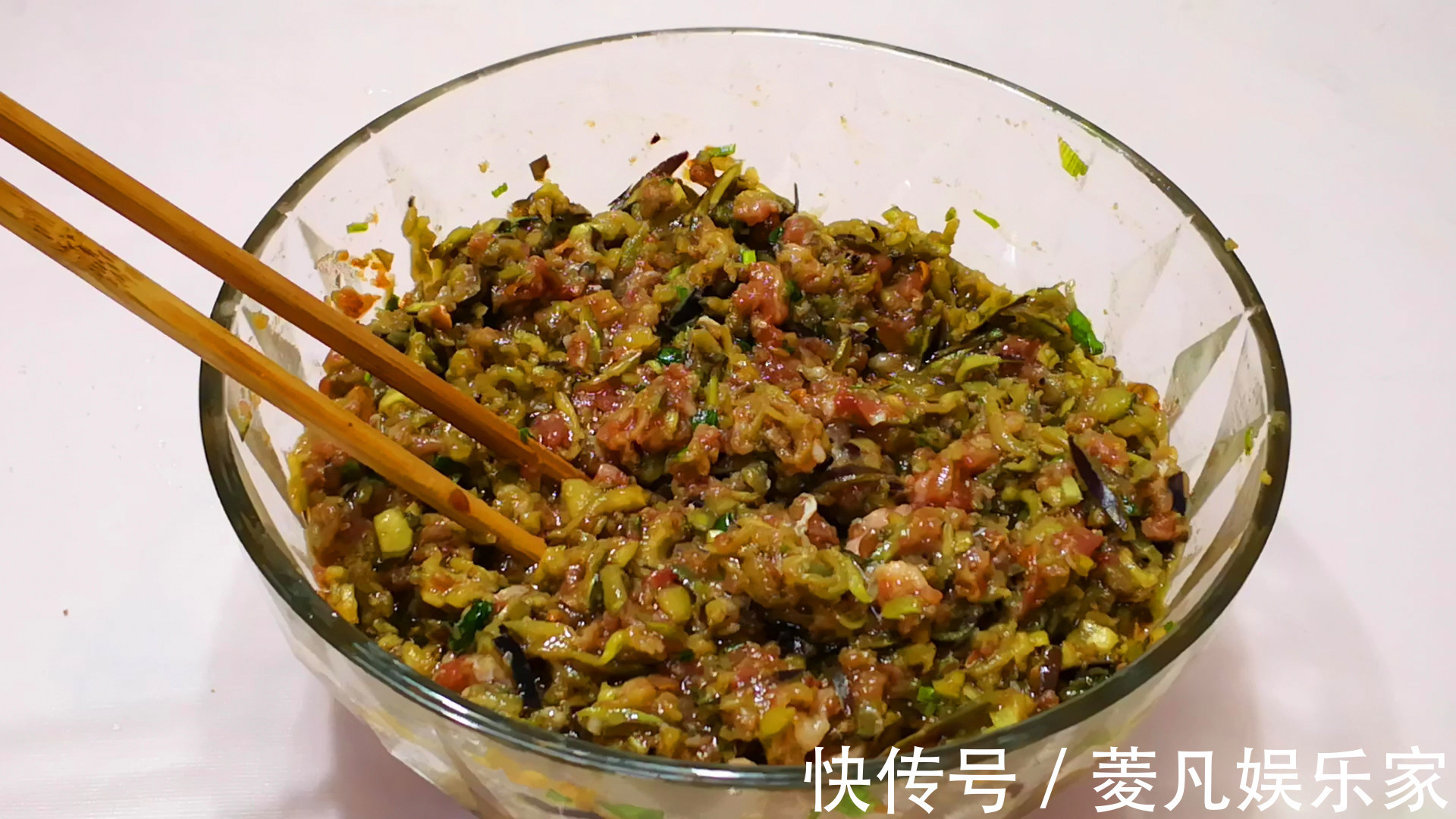 包饺子|茄子包饺子,实在太好吃了,鲜美多汁不油腻,比肉饺子还香还好吃
