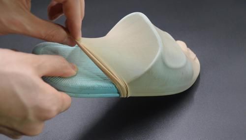 拖鞋上套一只丝袜,这个用途懂的人并不多,邻居见了纷纷学起来