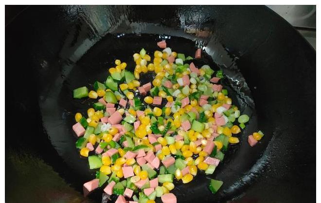 米饭|做蛋炒饭时，先炒鸡蛋还是先炒米饭？都不对，“金包银”更好吃