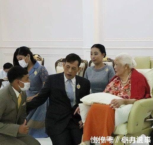 苏提达王后@泰国太后年轻时靠粉宝石撑场面如今瘫痪多年,脸庞怎么变这么黑
