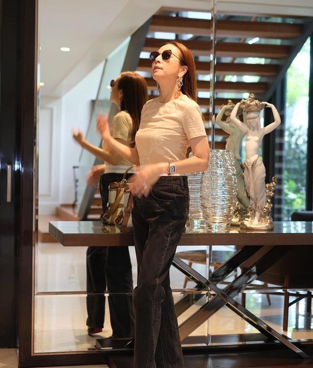 耳环 55岁“冻龄美人”伍伦盼, 戴流苏耳环仙气极了, 穿丝绸套装显贵气