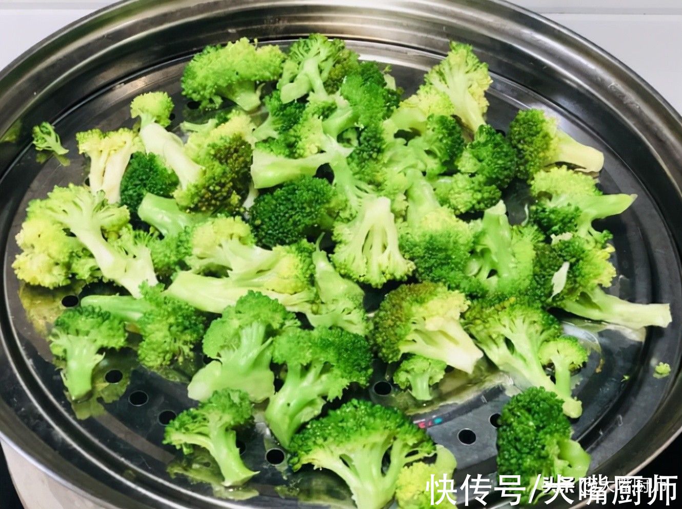 老师傅|炒西蓝花最忌焯水,老师傅教你一招,出锅鲜嫩翠绿,营养还入味