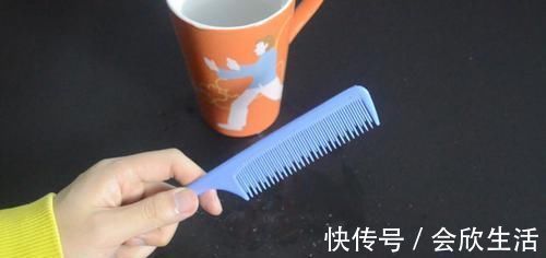 梳子脏了难清洗 只需用它泡一泡, 梳子立马洁净如新, 赶紧去试试