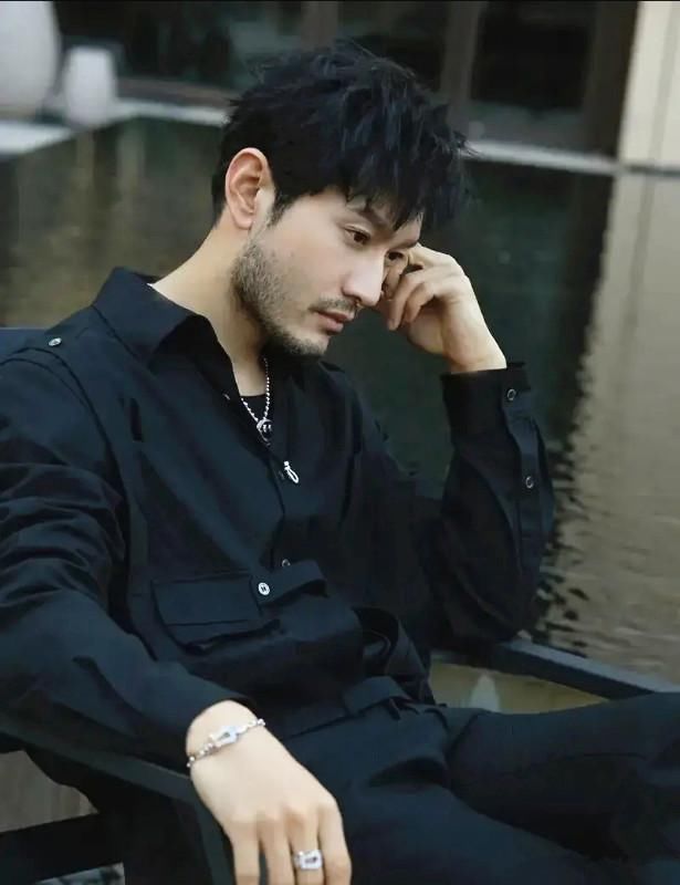 特有|43岁黄晓明形象大反转“胡子拉碴”拍写真 穿西装特有男人味