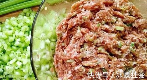 调肉馅时,有人放香油,有人放熟油,都不对,学会正确做法,喷香