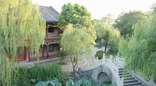 《红楼梦》震铄古今,为何清朝将其列为禁书?是否暗指乾隆一家?