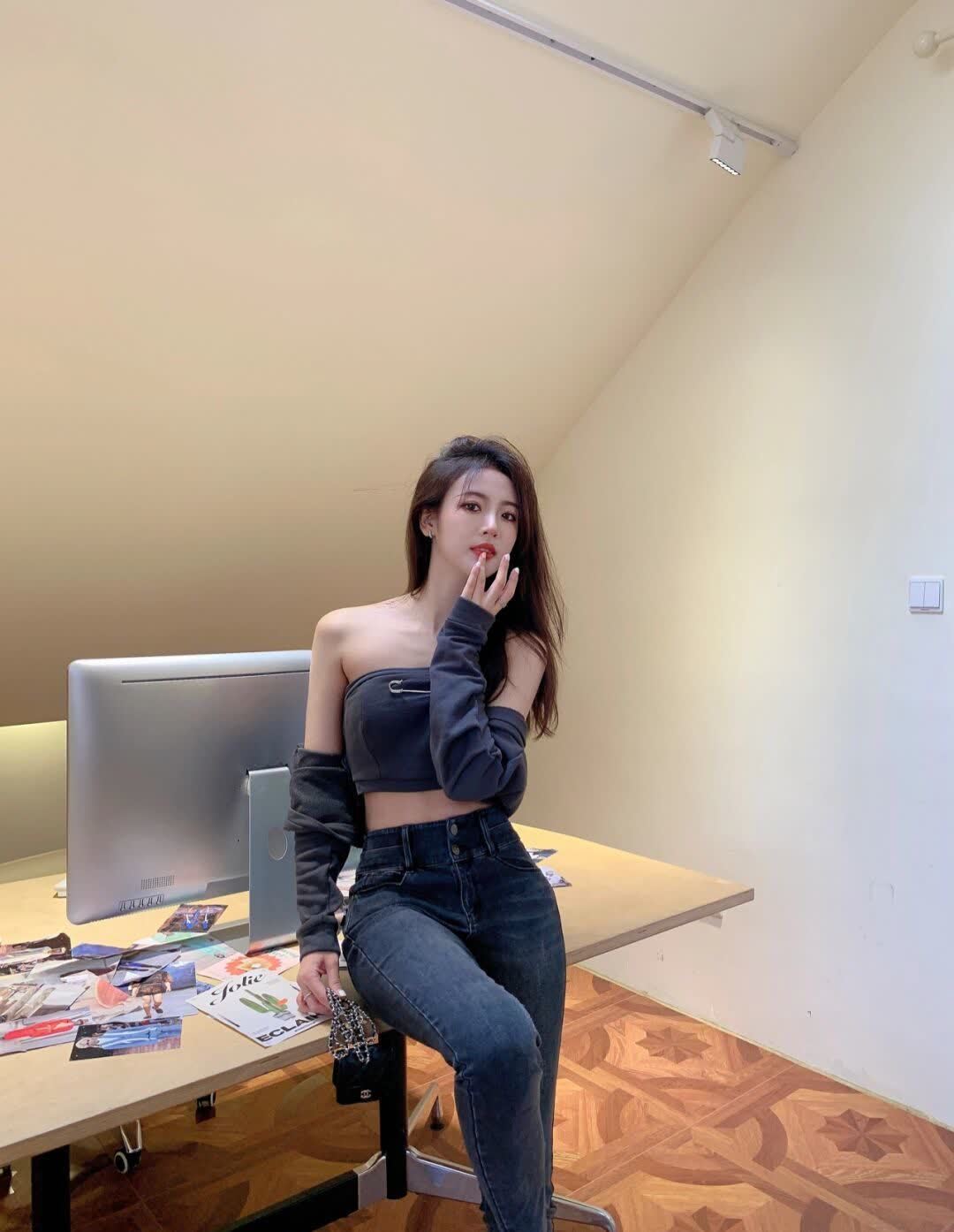 牛仔裤 欧尼拍写真, 牛仔裤拍紧身背心, 颜值绝了