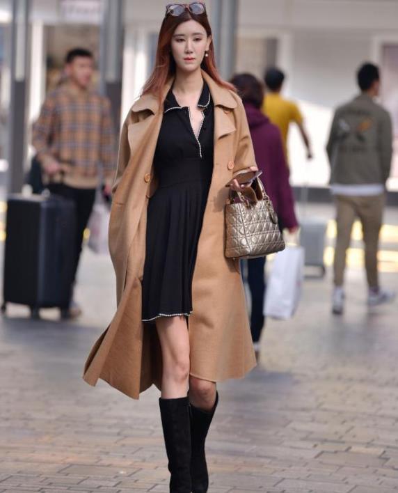  大气|街拍：靓丽的美女，黑色连衣裙外搭卡其色风衣，时尚大气