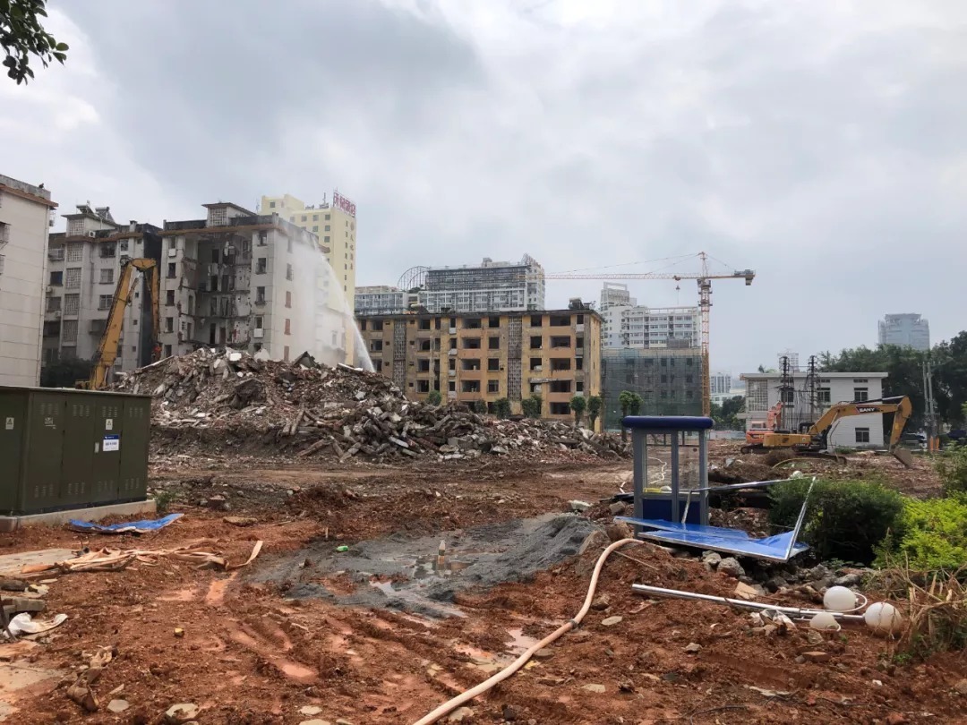 大院|轰隆隆，70年地委大院拆了一半，这个南宁十强小学学区房你能买吗？
