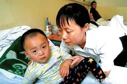 小丽|六个月大宝宝总爱摸自己头,宝妈发现后送医院,医生夸赞很及时