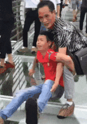 |搞笑GIF段子：妹子学会搞笑了，只不过没啥新创意