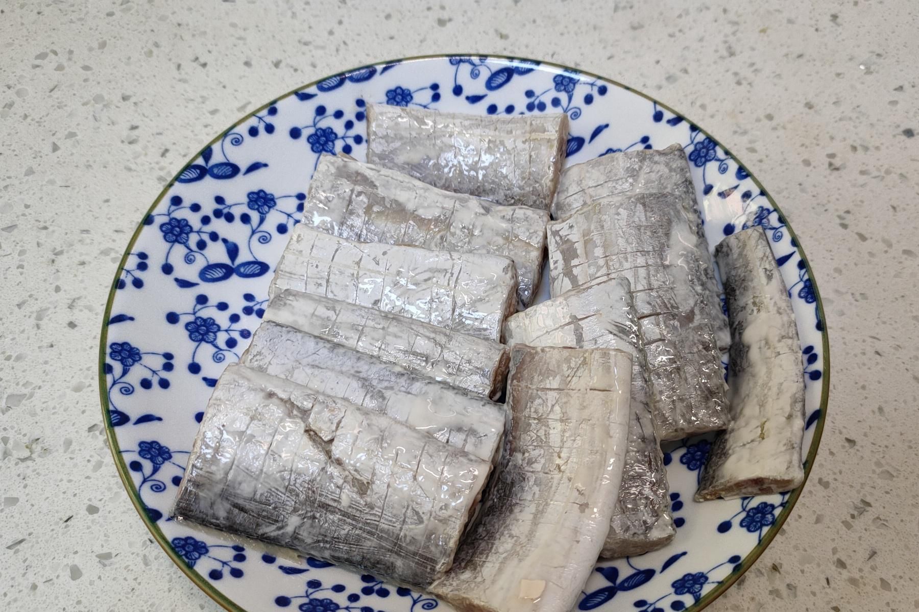 海鱼|煎带鱼，万万不要直接下锅煎，多加一步，带鱼外酥里嫩不破皮