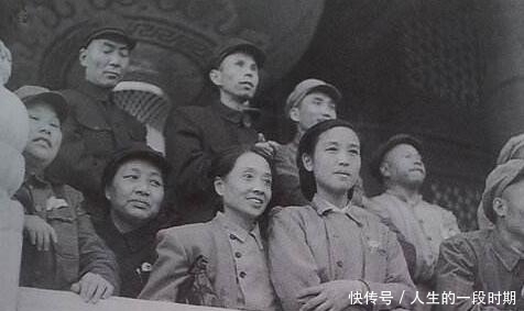 中国女性|1949开国大典天安门城楼上出现“女性”，个个朴素简单但不平凡