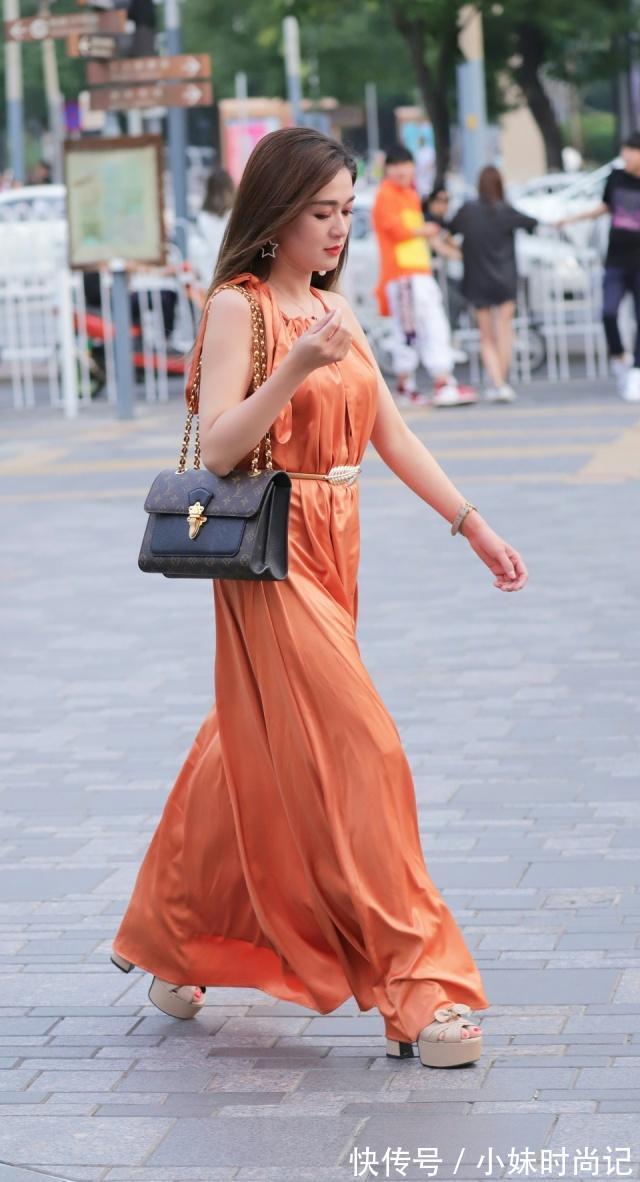 小姐姐|街拍:小姐姐橙色的连衣裙轻盈柔美,热情活泼的感觉,尽展好身姿