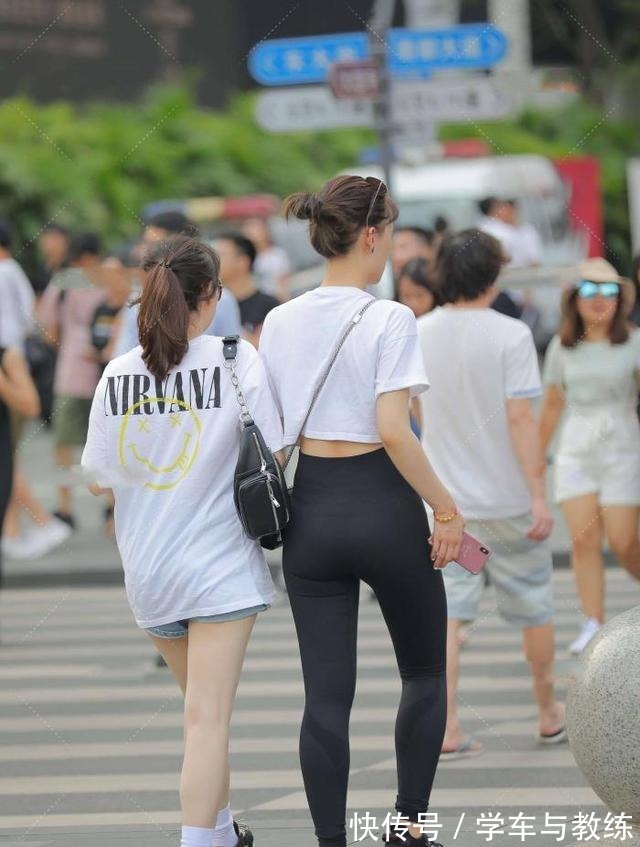 包包 白T+健美裤，简约时尚，清爽大气，休闲舒适又百搭！