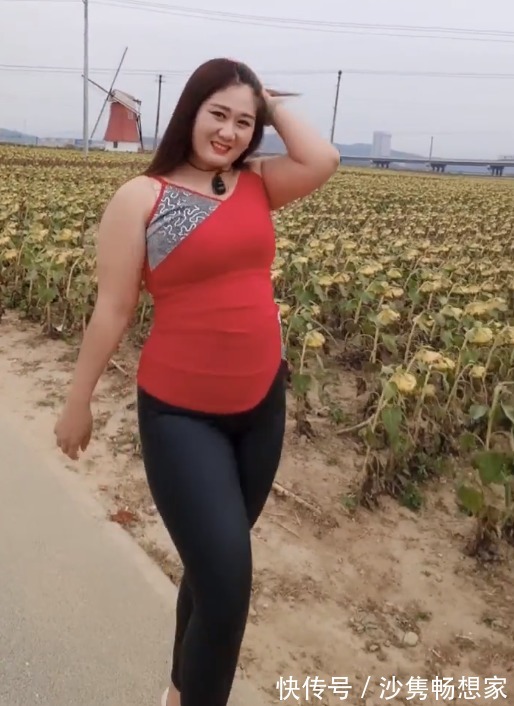 大姐姐 时尚前沿“野外”大姐姐,无痕紧身裤穿出“蜜桃臀”,重心不稳