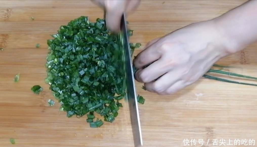 简单|简单又好吃的葱油饼，只需少许的葱花，就能享受齿颊留香的美味