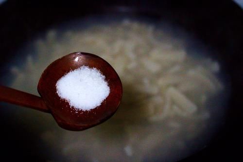  皮冻怎么做才能像饭店一样好吃，牢记2点，皮冻硬挺不碎，还不腥