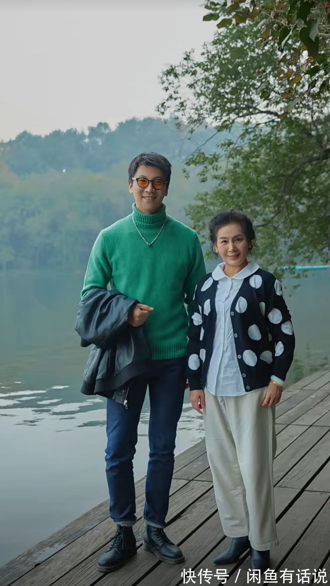 惊艳 65岁阿姨才不扮嫩,和1米9儿子穿亲子装出游太惊艳,我也不怕老了