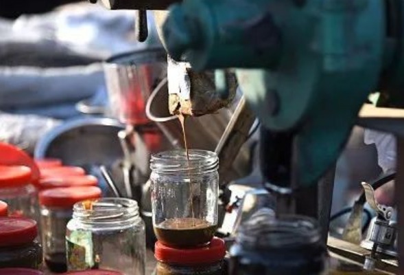 街头“现榨芝麻油”,又香又便宜,其实机器里有“玄机”,别上当