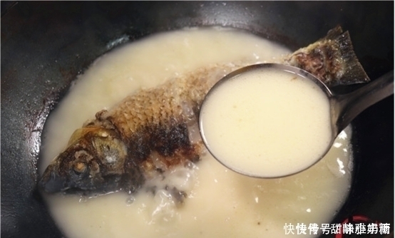鲫鱼汤最营养的做法,教你一招,汤白如牛奶,比鸡蛋汤又鲜又美味