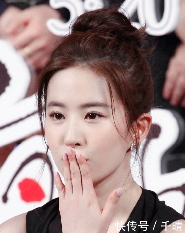 特征 天生“带妆脸”的女生,多半都有4个特征,素颜状态照样美!