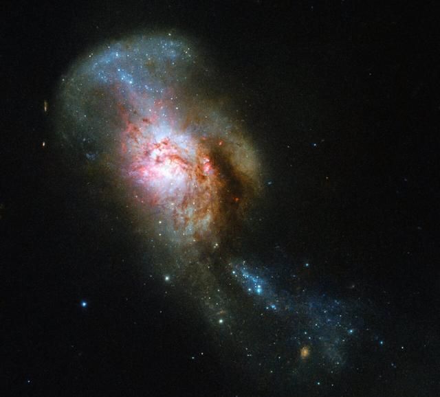 ESA公布六张绝美星系合并照：由哈勃太空望远镜拍摄