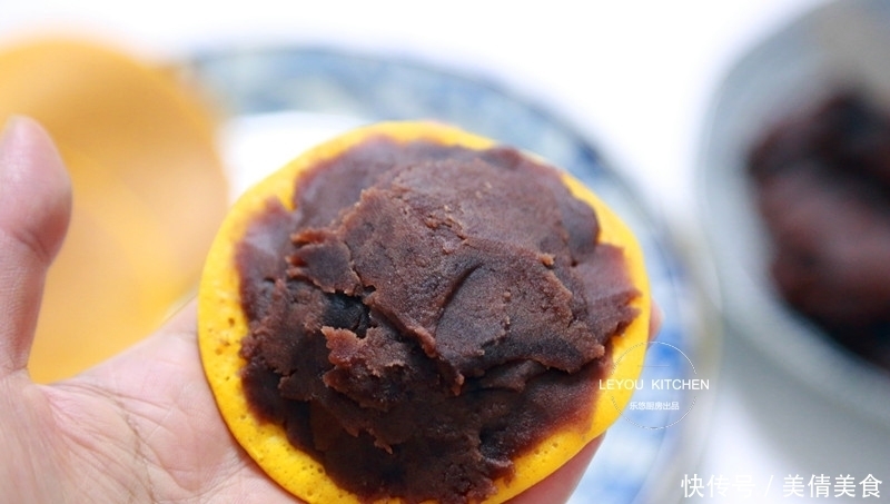 南瓜花样吃法,用平底锅做成点心,又甜又软,外面卖十几块钱一个