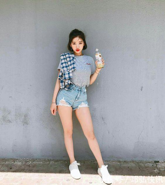 短版 牛仔单品可以穿搭出任何风格,真不愧是时尚界的王者!