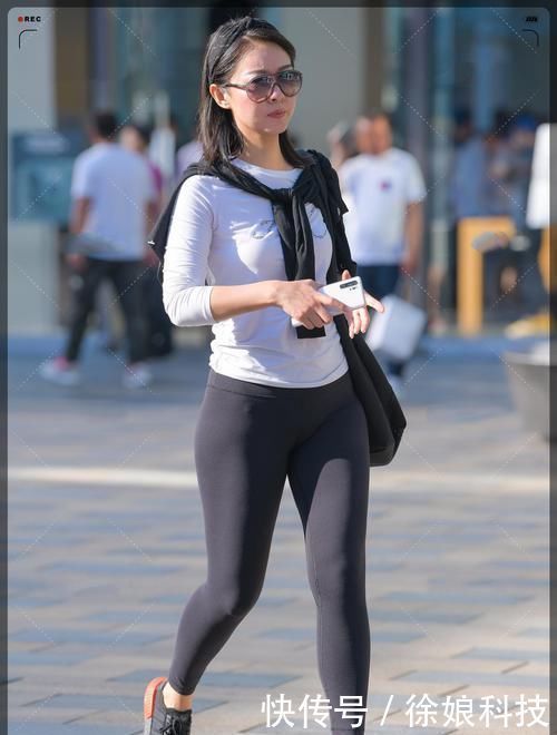 打底|塑身裤搭配常规白打底衫,经典简约,穿出不一样的风格