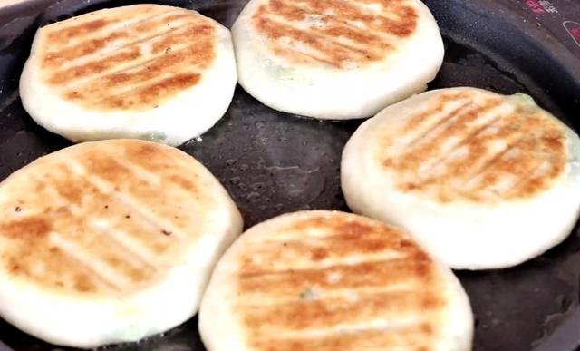 家里有茴香,教你做馅饼,上锅一烙,皮薄馅多,凉了也不变硬