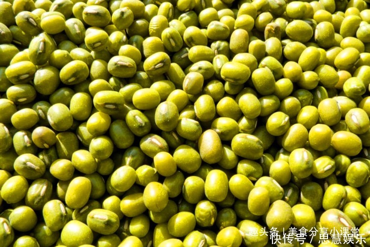 大厨分享丸子的新做法,用绿豆就能做,不加面不加水,好吃有营养