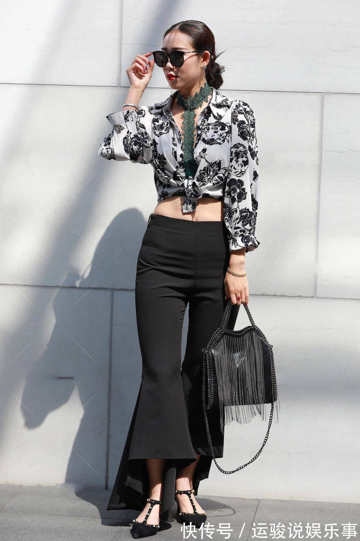 小姐姐 小姐姐黑色的喇叭裤搭配印花长袖衫,修身显瘦又美的潮流