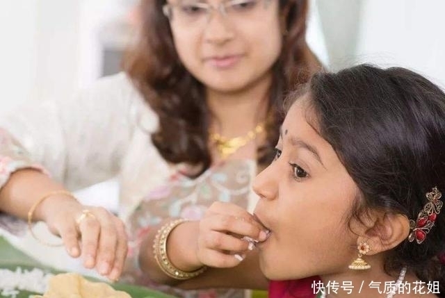 吃饭|印度爸爸来中国看望女儿,一开饭就傻眼了你怎么吃饭的
