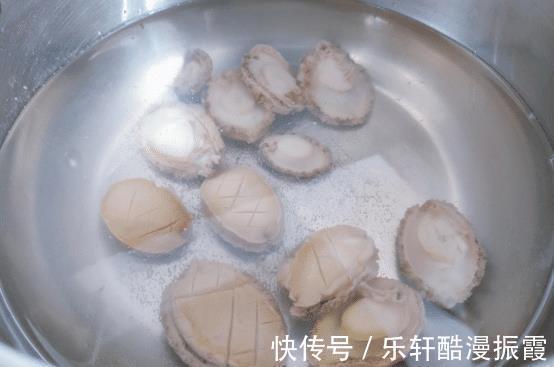 好吃上档次,原材料还不贵,上桌就光盘的鲍鱼小土豆烧虾球