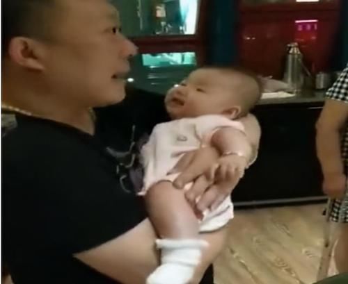 爸爸|爸爸和舅舅抢着抱宝宝走红,像极了猪八戒看人参果:越看越喜感
