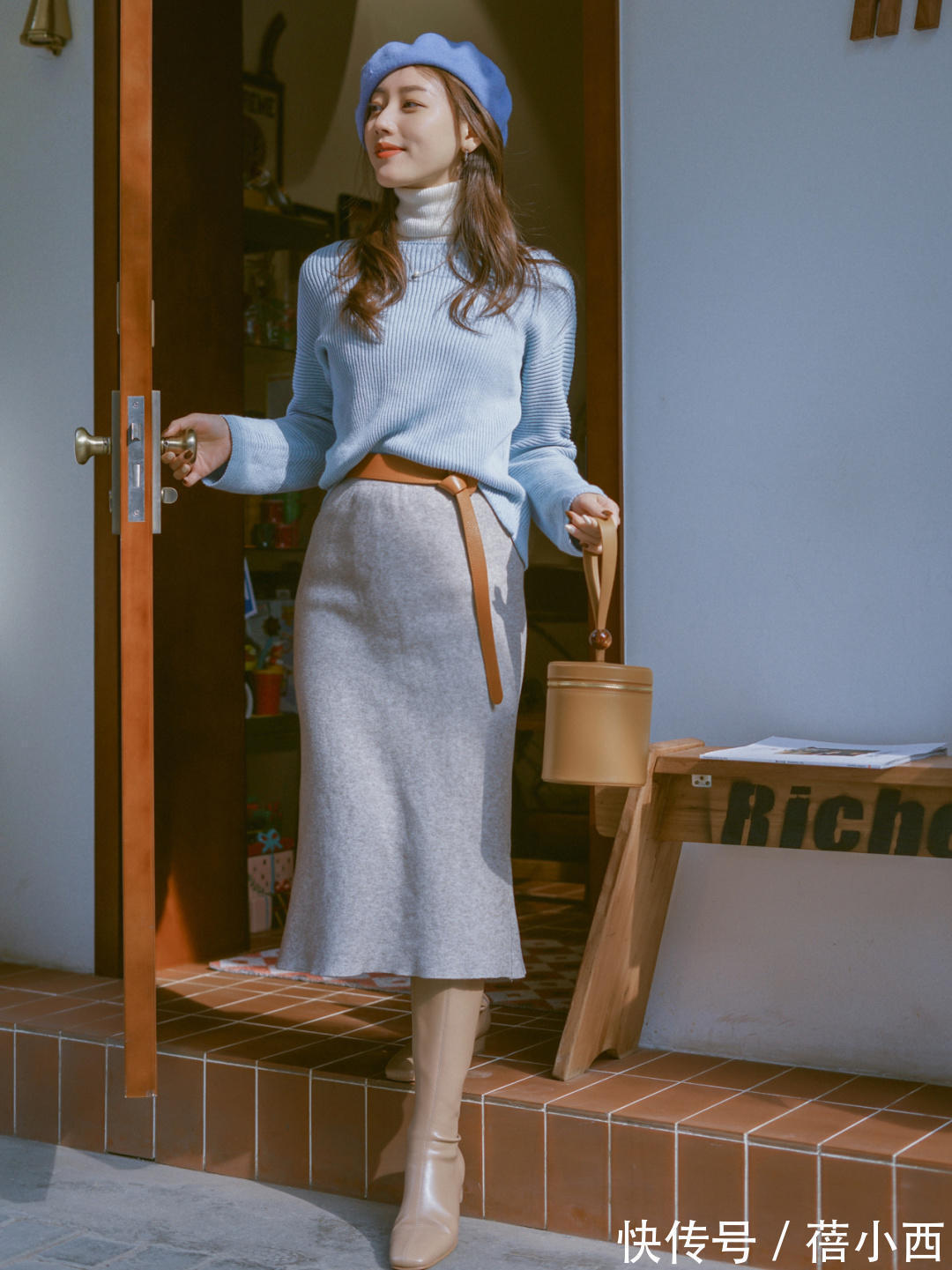 牛角扣|紧身裤过时了,这个冬季流行“毛衣+半身裙”,轻松穿出不俗气质