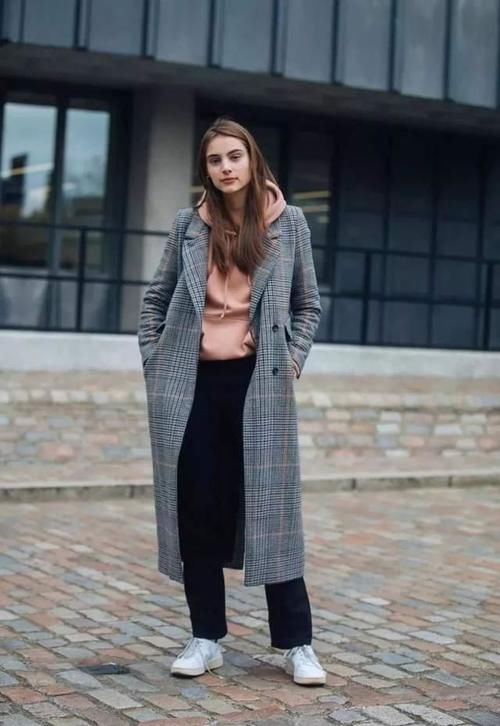 风衣里面穿什么才时尚？今年推荐这4种“内搭”，减龄百搭又耐看