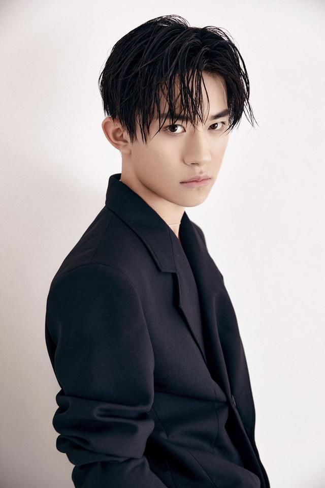 易烊千玺昔日队友处境大公开,路边表演没人看?