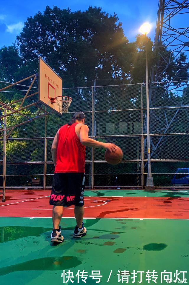 “穷”得只剩鞋!为上千双稀有球鞋,神秘大神家中只剩电视、板凳