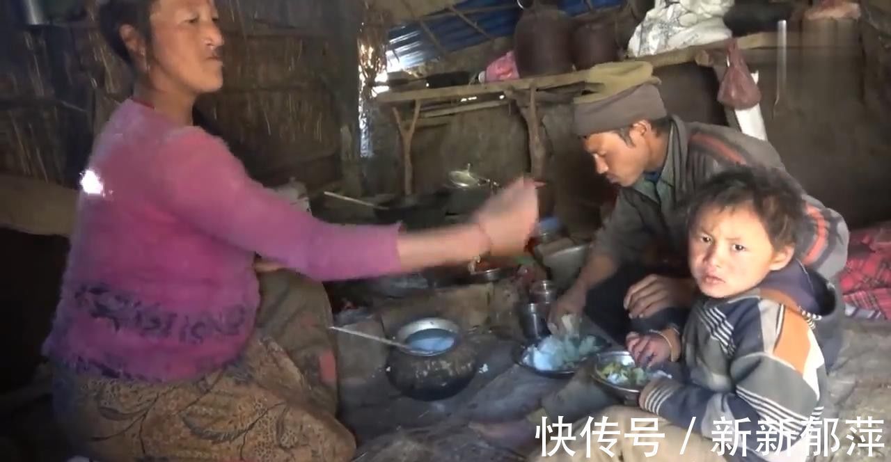 尼泊尔村庄里的穷人,米饭配土豆招待中国小伙,小孩对相机很陌生